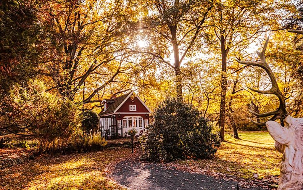 Das Gartenhäuschen im Park ist eines der Highlights der Waldpension. Auch alle andere Zimmer sind geschmackvoll im Stil der 20er Jahre gestaltet.