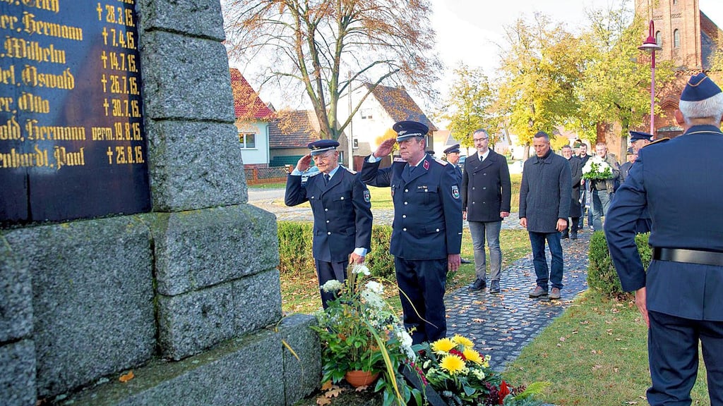 Vertreter des Militärs, der Feuerwehr, des Schützenvereins, der Politik und des Heimatvereins Groß Naundorf nahmen an der Zeremonie teil.