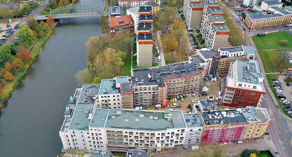 Noch laufen vielerorts Bau- und Sanierungsarbeiten, wie an der einstigen Freyburg Brauerei in Halle. Doch die Zukunft ist ungewiss.
