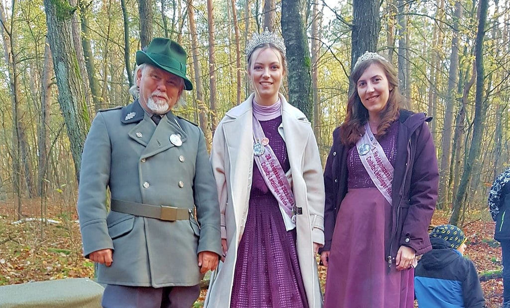 Hoher Besuch bei der nachgestellten Kaiserjagd in Letzlingen: Hofmarschall Matthias Mücke begrüßte im Namen der Jagdgesellschaft und im Namen seiner Majestät die 28. Heidekönigin Nele-Joceline I. und die 3. Heideprinzessin der Colbitz-Letzlinger Heide, Mariele I.