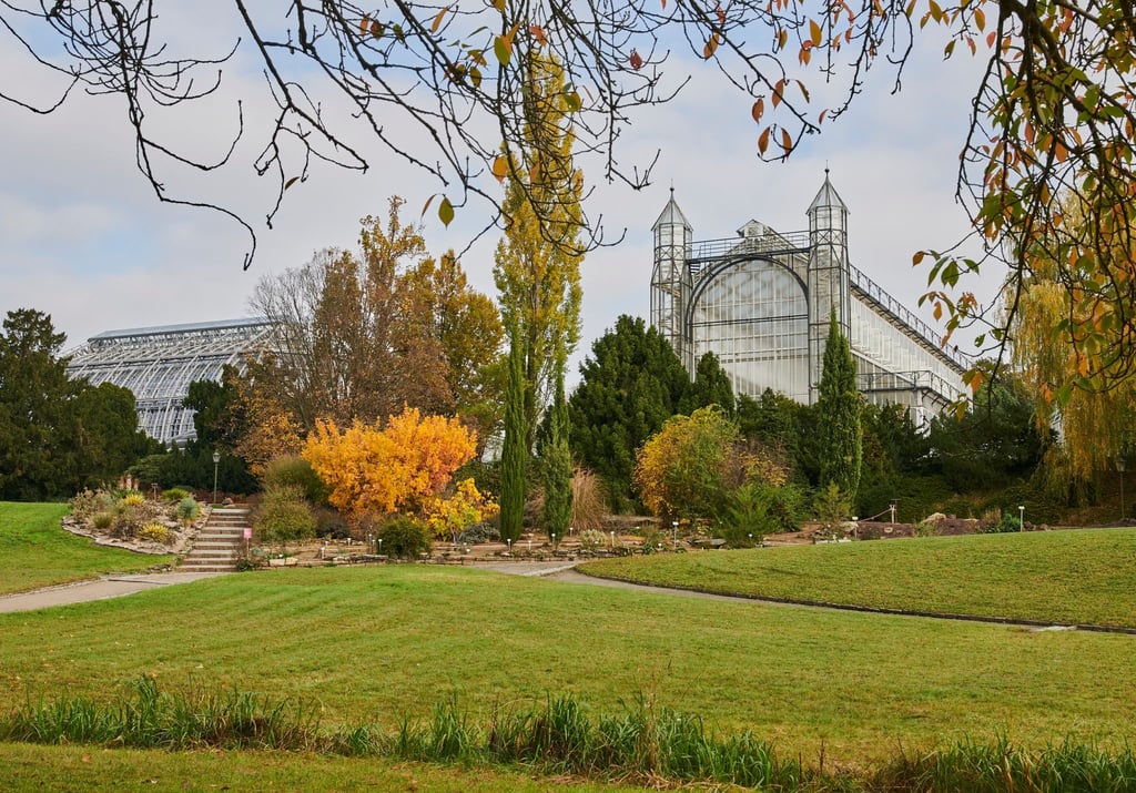 Das Mittelmeerhaus steht mit seinen beiden Türmchen im Botanischen Garten in Berlin.
