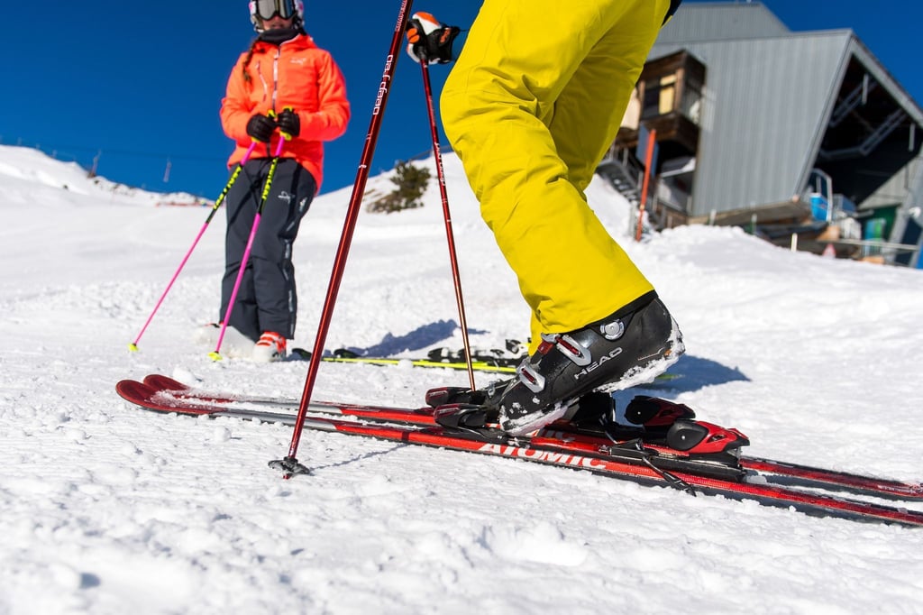Der Skischuh muss eng sitzen. Nur so überträgt sich die Kraft aus den Beinen beim Fahren schnell und effektiv auf die Bretter.