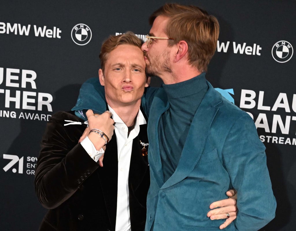 Nimmt Joko Winterscheidt (r) für eine Sendung den Moderationsjob ab: Schauspieler Matthias Schweighöfer.