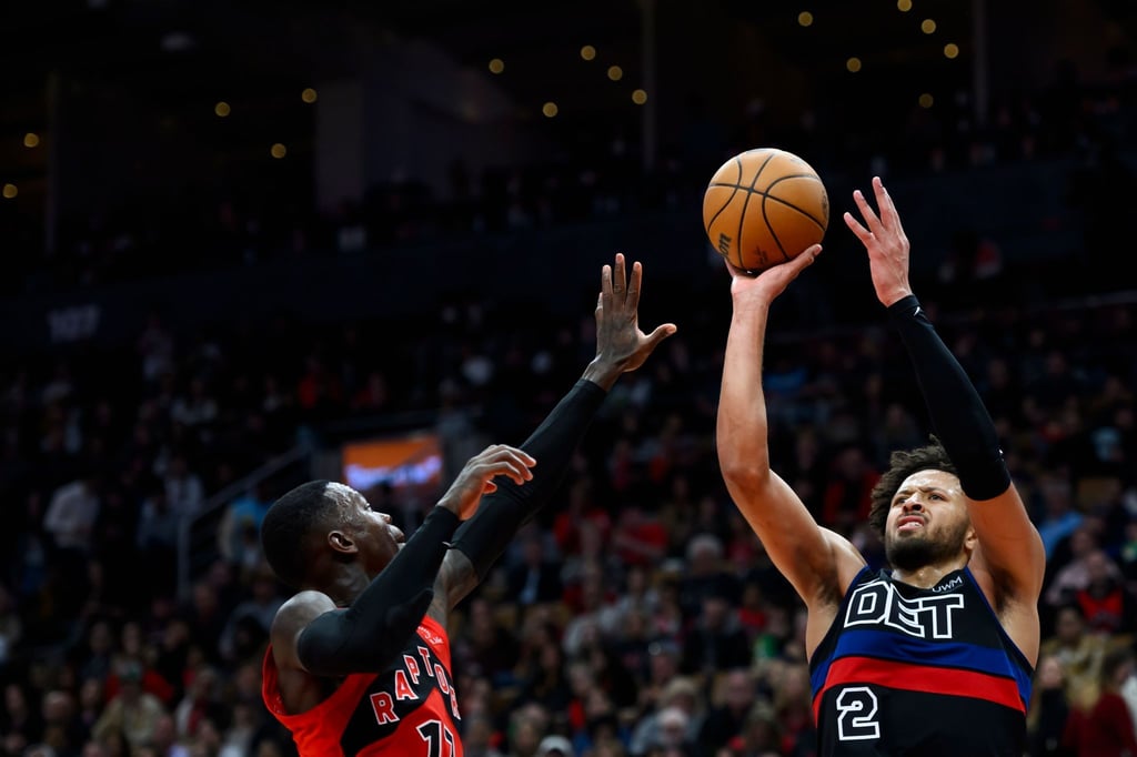 Torontos Dennis Schröder (l) versucht den Wurf von Detroits Cade Cunningham zu blocken.