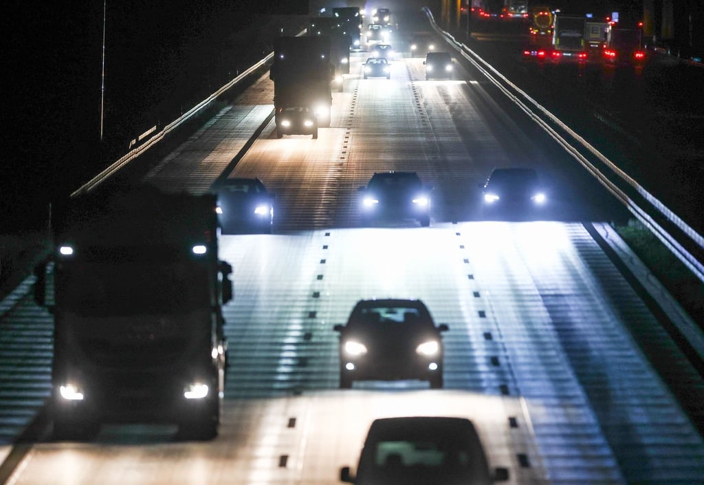 Zu hell, zu dunkel oder sogar nur einseitig: Viele Autos weisen Mängel bei der Beleuchtung auf.