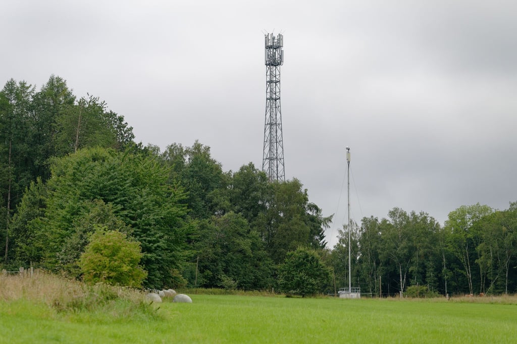 Zwei Funkmasten im Westerwald (Symbolbild). Die Bundesnetzagentur hält den drei Handynetzbetreibern 500 4G-Funklöcher vor, in denen keiner von ihnen einen Empfang von 100 Megabit pro Sekunde ermöglicht. Diese weißen Flecken hätten zum Jahreswechsel verschwunden sein müssen.
