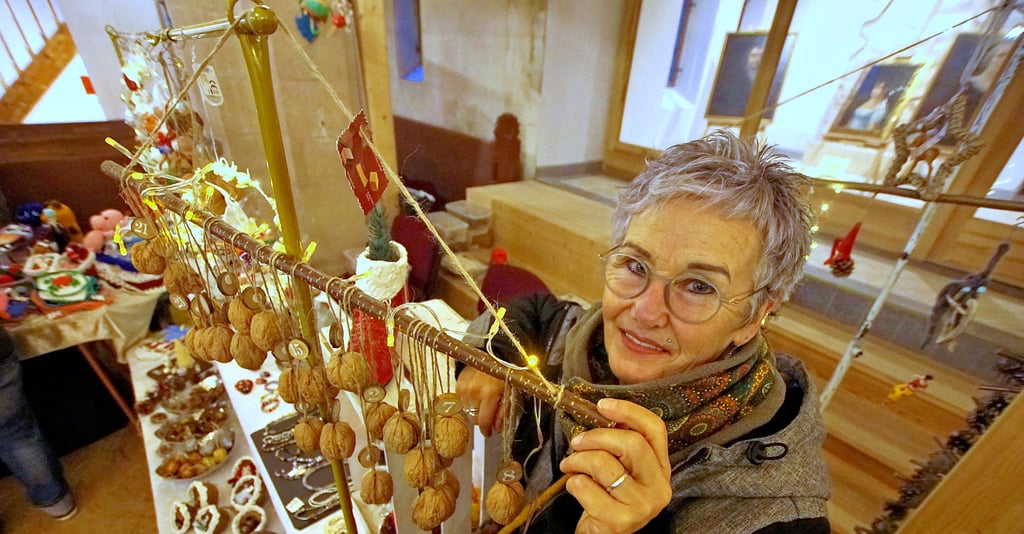 Kerstin Anding bot auch einen Adventskalender aus riesigen Walnüssen beim 5. Wichtelmarkt in der Dorfkirche in Wilsleben an.