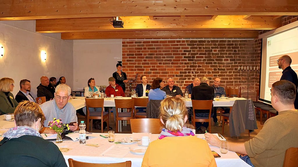 Heiko Wisny von der Landesinitiative Fachkraft Fokus informiert beim Unternehmerstammtisch in Sandau über mögliche Förderungen.