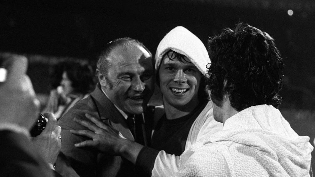 1. FC Magdeburgs legendärer Trainer Heinz Krügel (l.) gemeinsam mit seinem Spieler Jürgen Sparwasser nach dem FCM-Europapokalsieg 1974 im Rotterdamer Stadion De Kuip