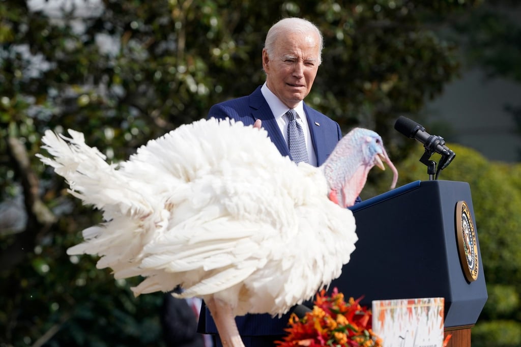Joe Biden begnadigt die Thanksgiving-Truthähne „Liberty“ und „Bell“.