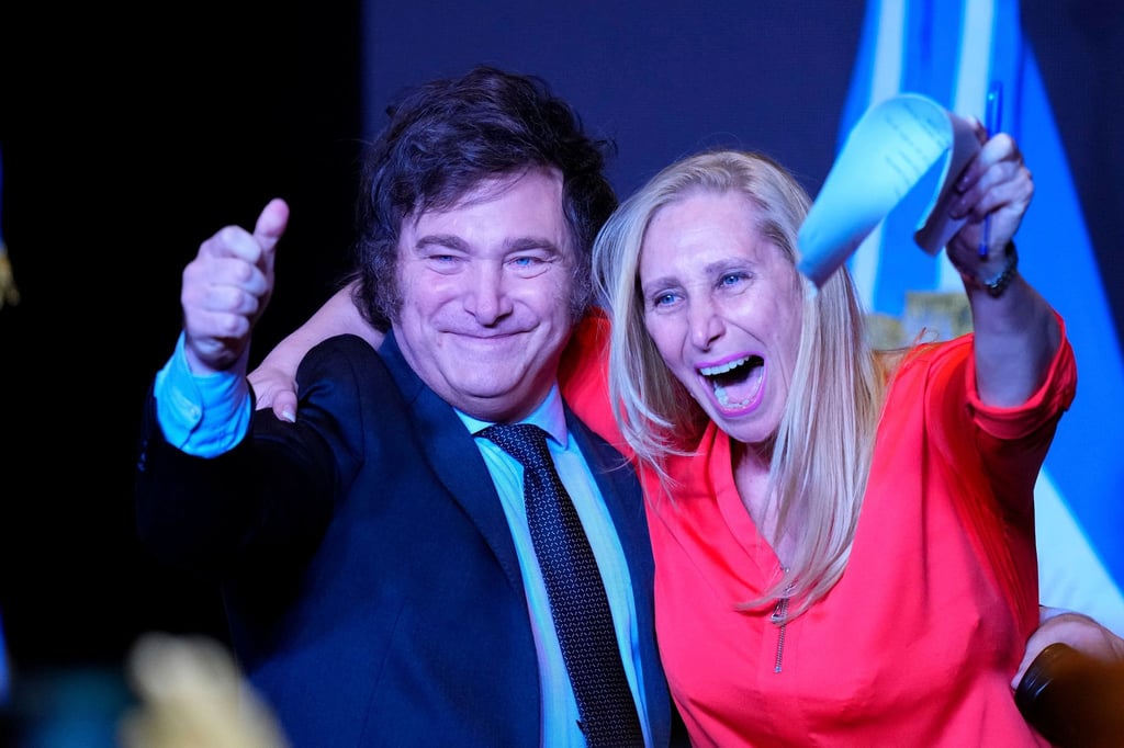 Javier Milei feiert mit seiner Schwester Karina Milei.