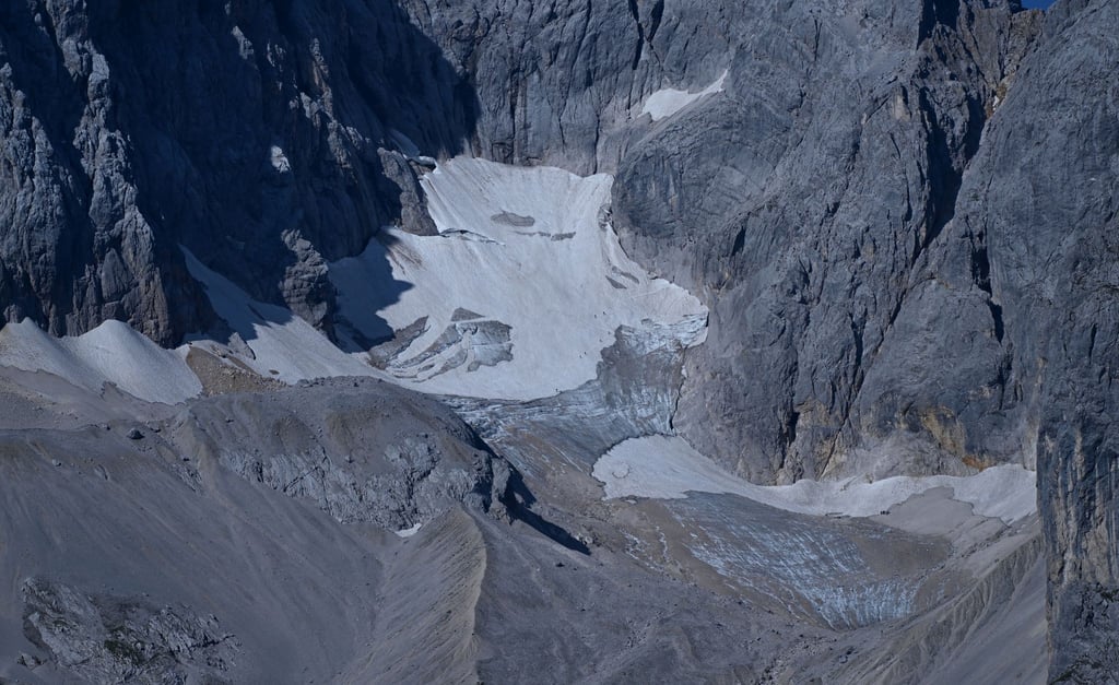 Geröll und Schneereste liegen auf dem Höllentalferner unterhalb der Zugspitze.