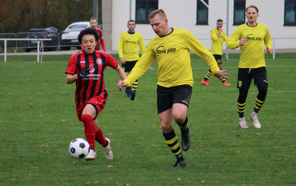 Ein ums andere Mal liefen die Kelbraer (rot) den Emselohern davon. Hier Ryuma Fukudome und Marcel Pulz im Duell.