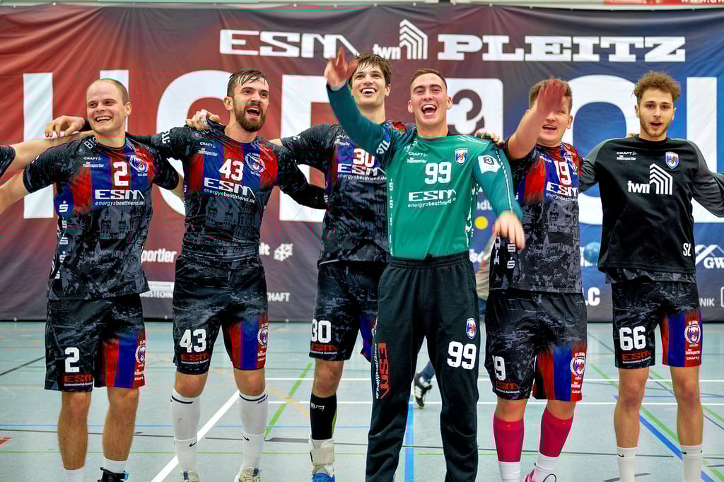 Der ungarische Torwart Martin Perényi (vorn) bejubelt in Hohenmölsen mit Stefan Remke (hinten, v.l.), Marc Esche, Marcel Popa sowie seinen Landsleuten Richard Vagner und Soma Lukacs den 33:30-Heimsieg des HCB gegen die U23 des SC DHfK Leipzig.