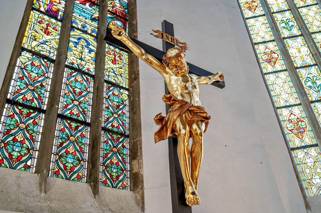 Das Kruzifix mit dem restaurierten Corpus Christi ist nach einem Jahr wieder zurück in der Lauchaer Stadtkirche St. Marien – pünktlich zum Winzergottesdienst, der am 3. Dezember gefeiert wird.