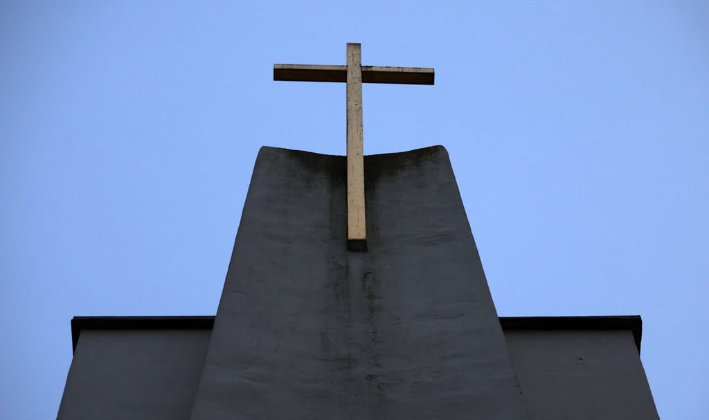 Eine christliche Kirche im Morgengrauen.