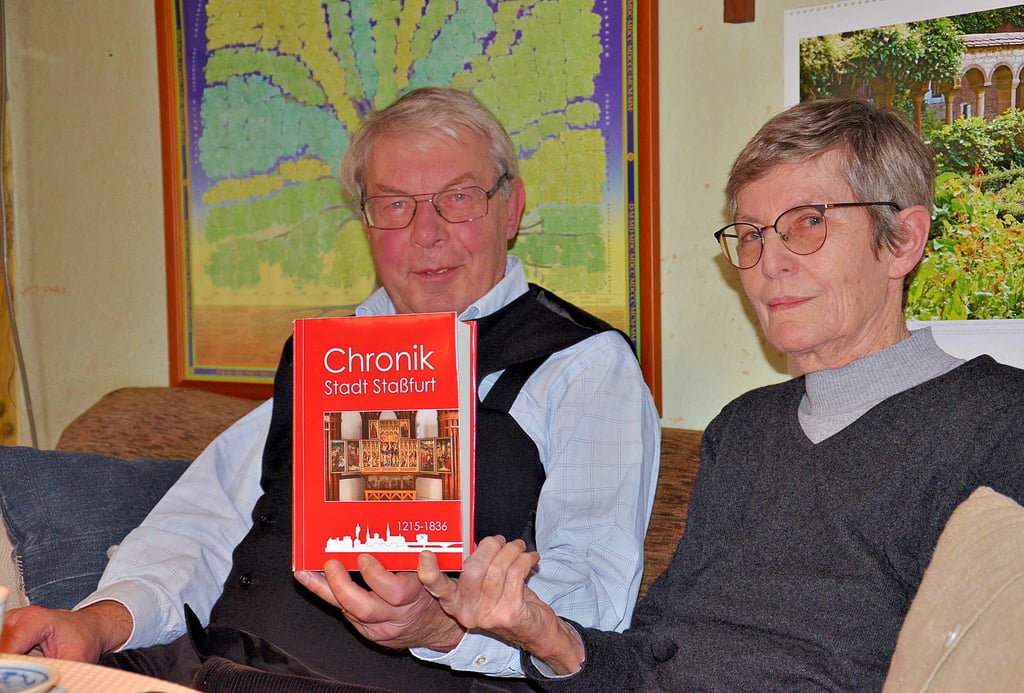 Pfarrer i.R. Thomas Weigel und Regina Zuber von der evangelischen Gemeinde St. Petri und Johannis mit der Neuauflage der "Geiss'schen Chronik", der Chronik der Stadt Staßfurt.