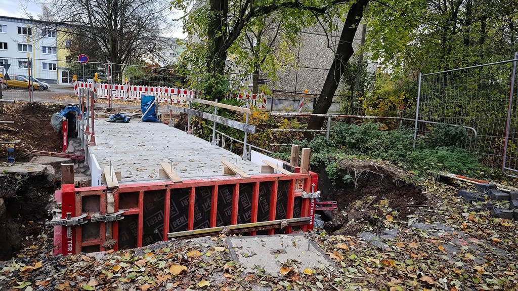 Ein Blick auf die Bauarbeiten an dem Brückenneubau in Sangerhausen.