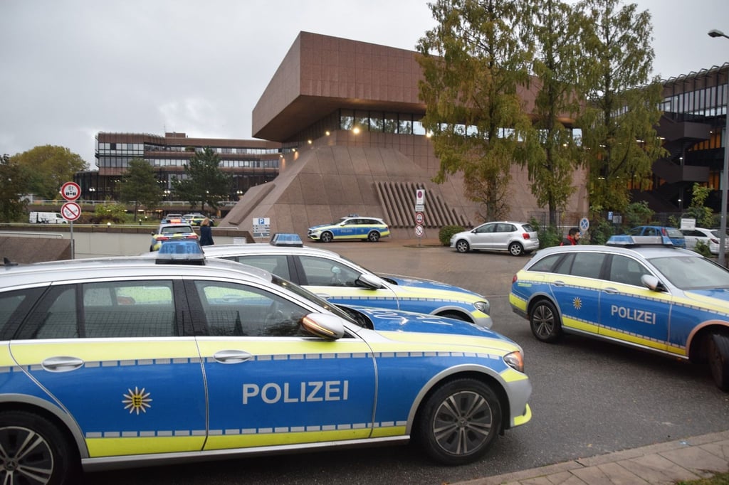 Mehrere Einsatzfahrzeuge der Polizei stehen auf dem Gelände der Hochschule der Bundesagentur für Arbeit.