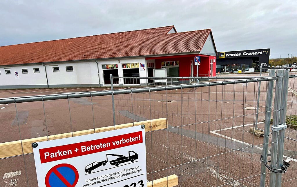 Der Parkplatz vor dem ehemaligen Netto-Markt an der Gröbziger Straße in Bernburg ist abgezäunt.