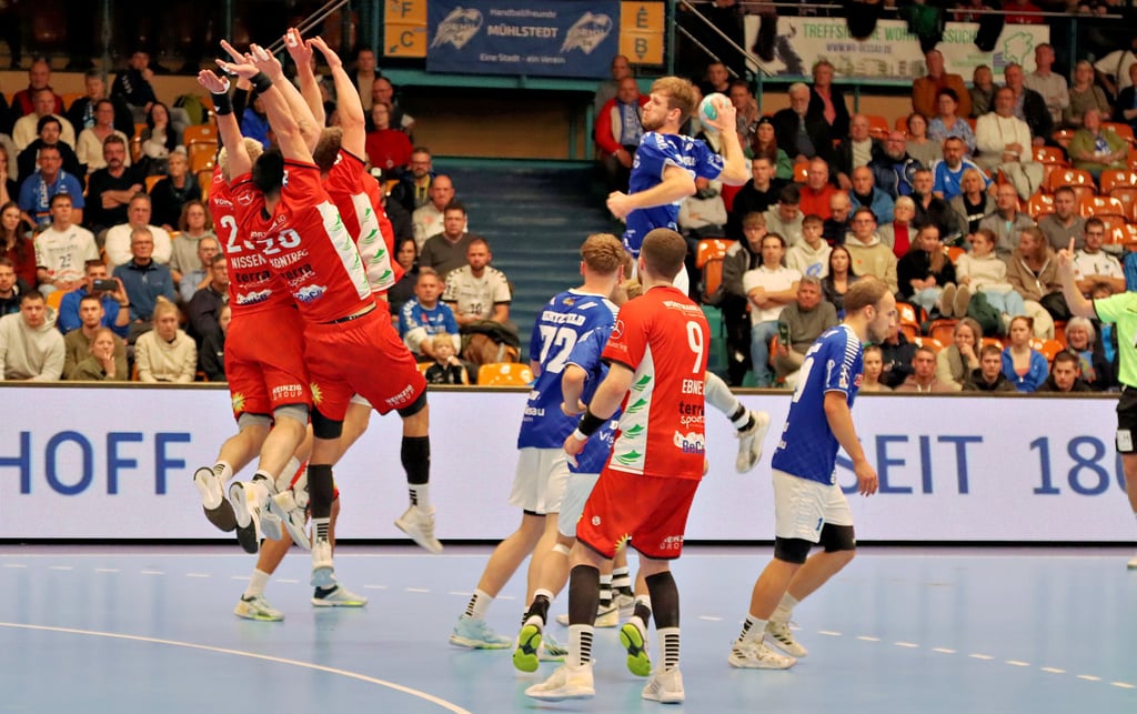 Vor allem in der ersten Halbzeit scheiterten die DRHV-Handballer (blaue Trikots) am Samstagabend an der TuS-Defensive.