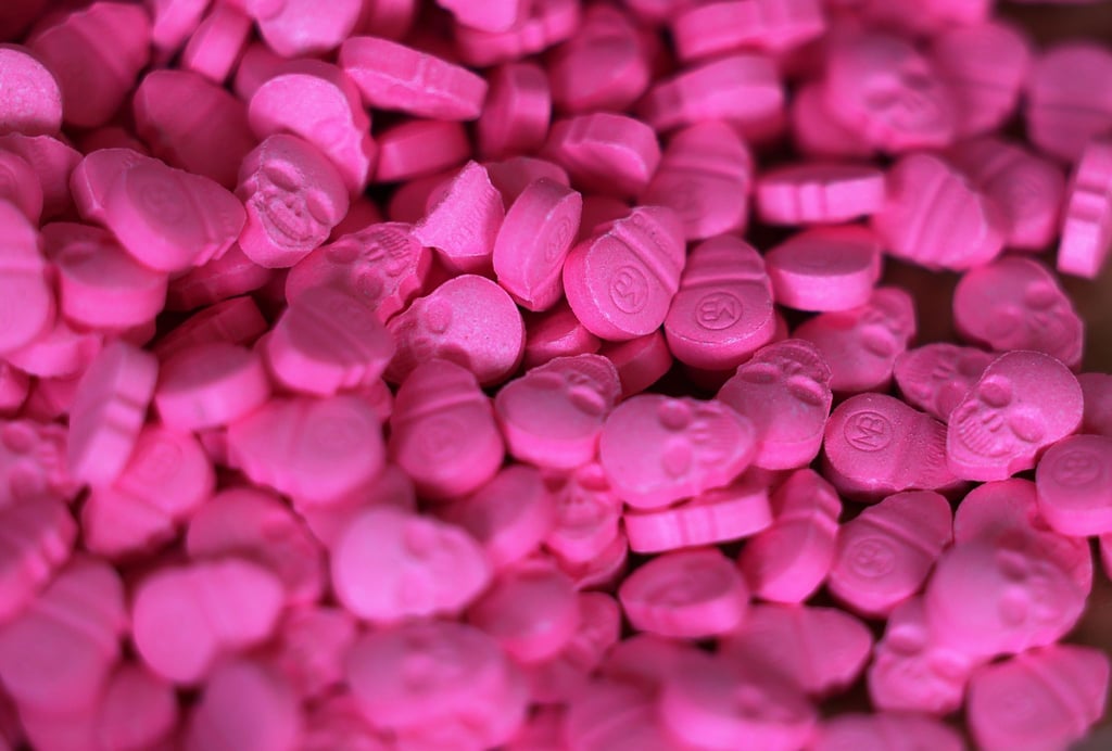 Ecstasy-Tabletten in Form von Totenköpfen liegen in einem Zollamt auf einem Tisch.