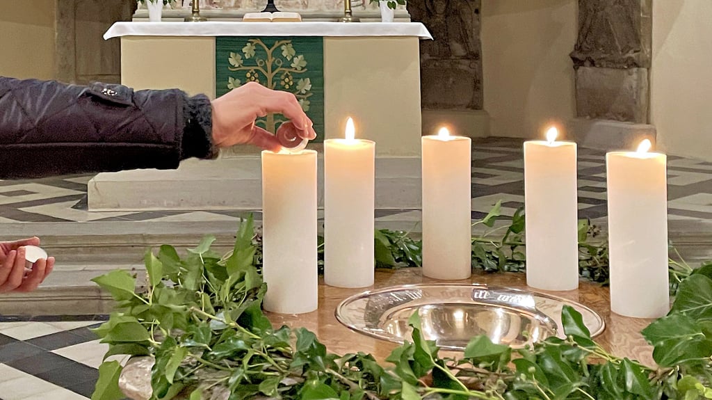 Fünf Kerzen standen bei der Andacht in der Möckeraner St. Laurentiuskirche symbolisch für die fünf Unfallbeteiligten. Bei einer Andacht am Sonntagabend konnten Betrofffene Teelichte anzünden.