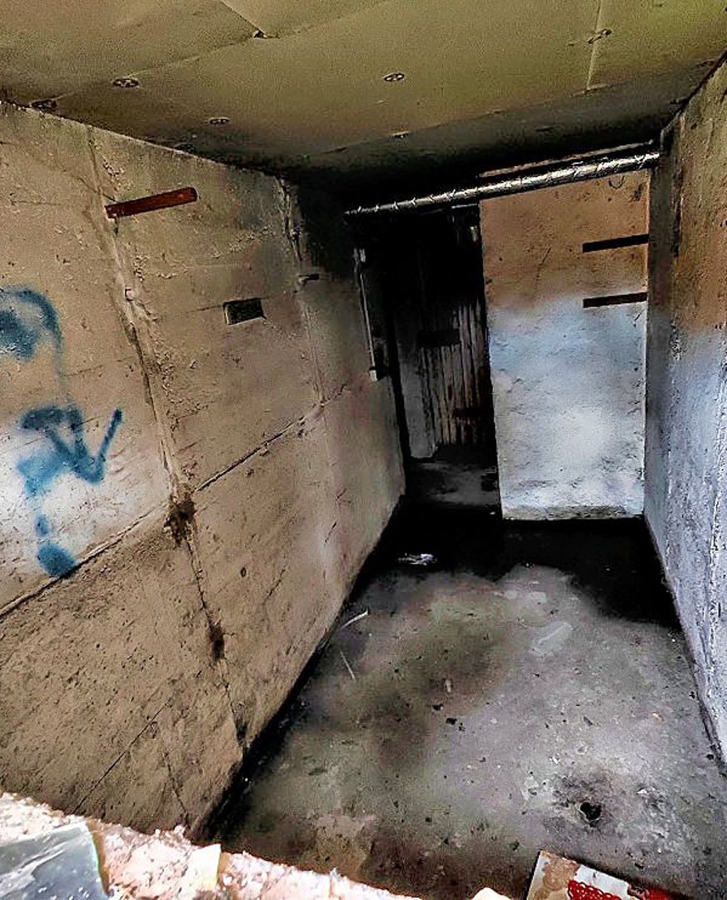 Blick in einen der verrußten Keller im Hauseingang Straße der VS 2c.