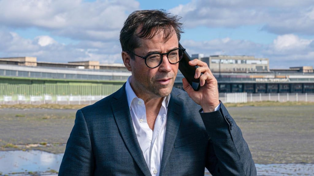 Rechtsanwalt Joachim Vernau (Jan Josef Liefers) in einer Szene des Films "Requiem für einen Freund".