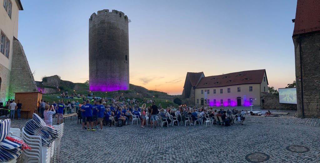 Die Burg wird im Sommer auch als Freiluftkino für die Querfurter verwendet.