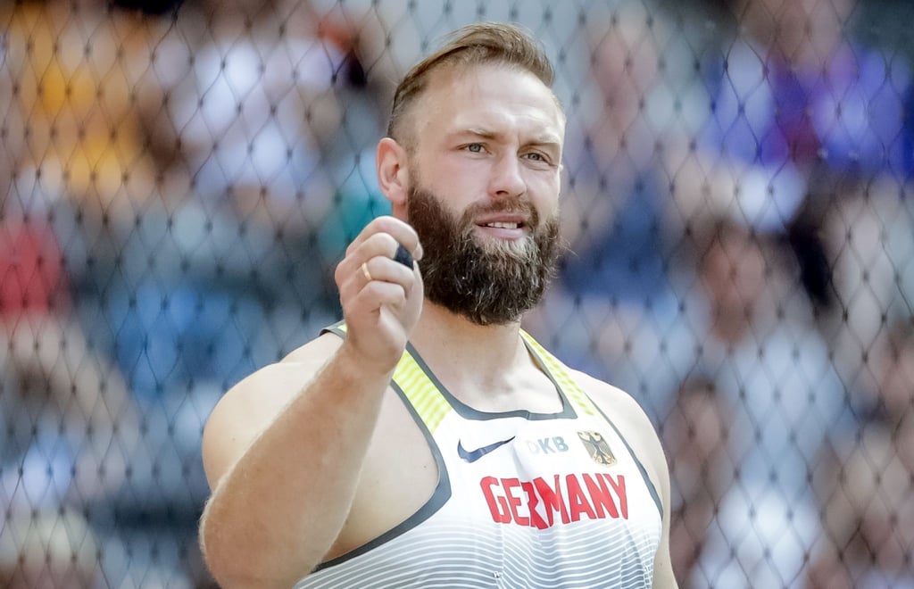 Robert Harting aus Deutschland steht nach seinem zweiten Diskuswurf in der Qualifikation im Ring.