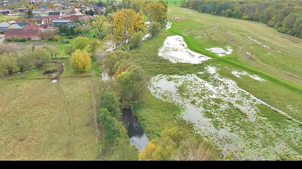 Drohnenbilder zeigen die durch die Nuthe vernässten Wiesen um Walternienburg.