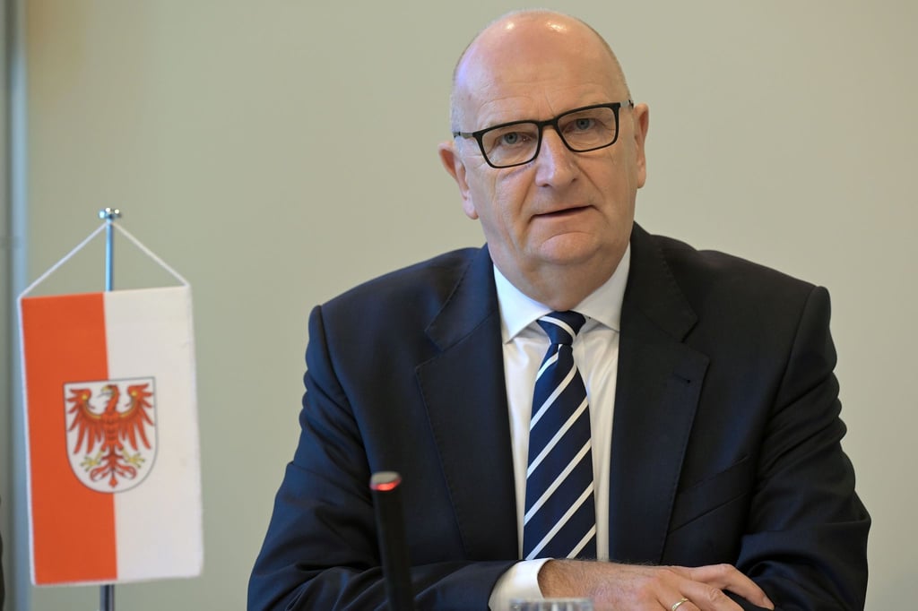 Brandenburgs Ministerpräsident Dietmar Woidke (SPD) bei einer Pressekonferenz.