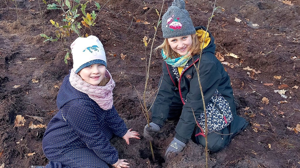 Auch der Nachwuchs pflanzte kräftig mit: Katharina und Johanna legten mit Hand an und brachten auch die ein oder andere Stileichen in den Boden bei Mahlpfuhl.