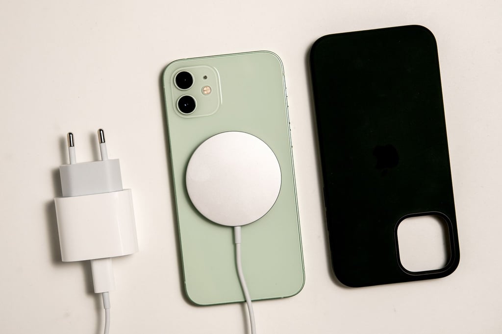 Das drahtlose Ladesystem Magsafe hält sich magnetisch an der Rückseite des iPhone 12 in der optimalen Position zum Laden. Dieses System wird nun als Standard festgelegt und für alle Hersteller zugänglich gemacht.