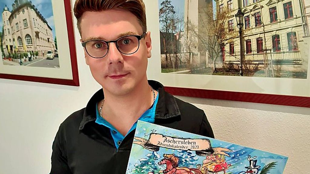 Gilde-Vorstandsmitglied Patrick Müller-Dohmeyer zeigt den Adventskalender.