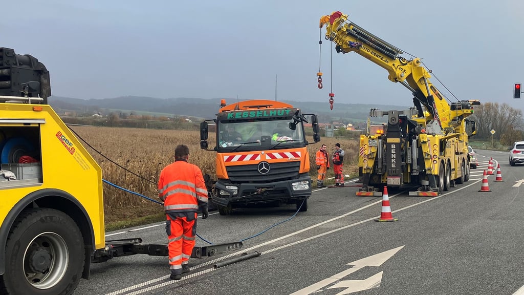 Abschleppdienst bei der Bergung des Entsorgungsfahrzeugen auf der B85.