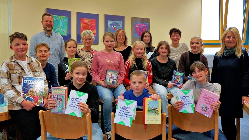 Anton Henne (Mitte) gewann beim Vorlesewettbewerb des Gymnasiums, den Deutschlehrerin Sibylle Mras (r.) zum letzten Mal organisiert hat.