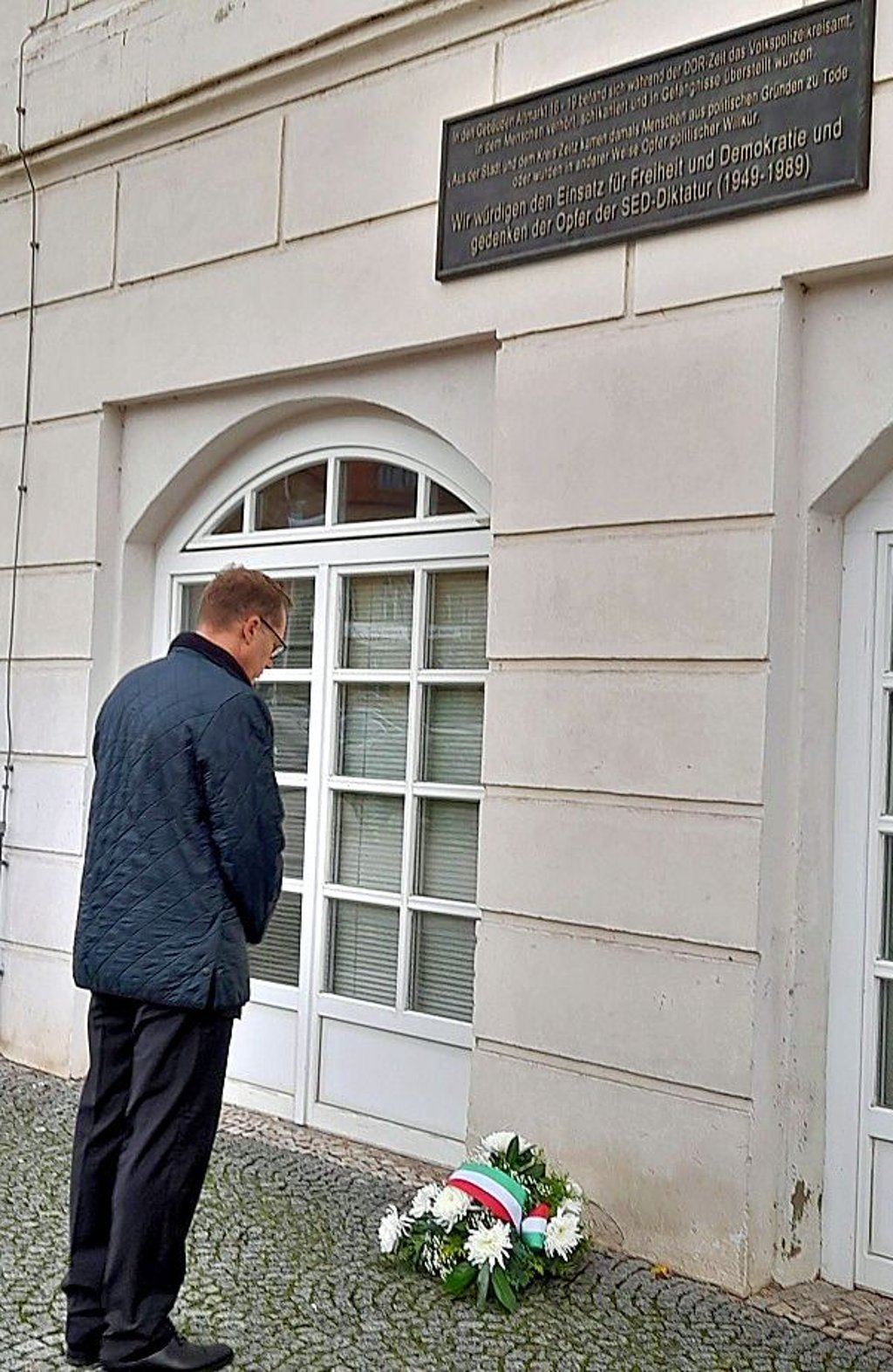 OB Christian Thieme am Altmarkt legte auchan der Gedenktafel für die Opfer der SED-Diktatur am Altmarkt ein Gebinde nieder.