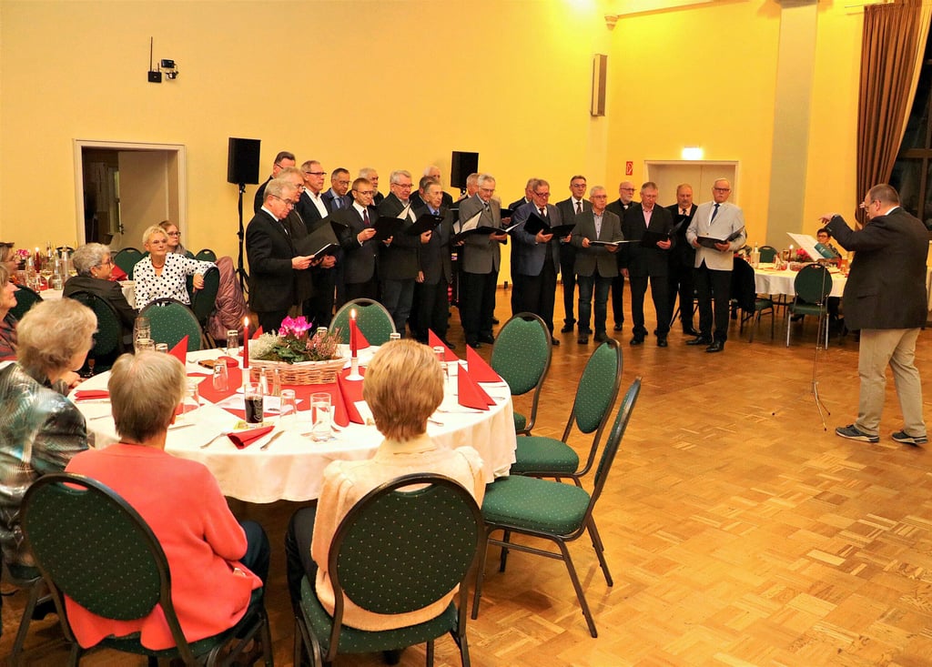 Sein Stiftungsfest hat der Männerchor Jessen am Sonnabend im Saal des „Schützenhauses“ gefeiert und dabei natürlich auch unter der Leitung von Andreas Kampfhenkel gesungen.