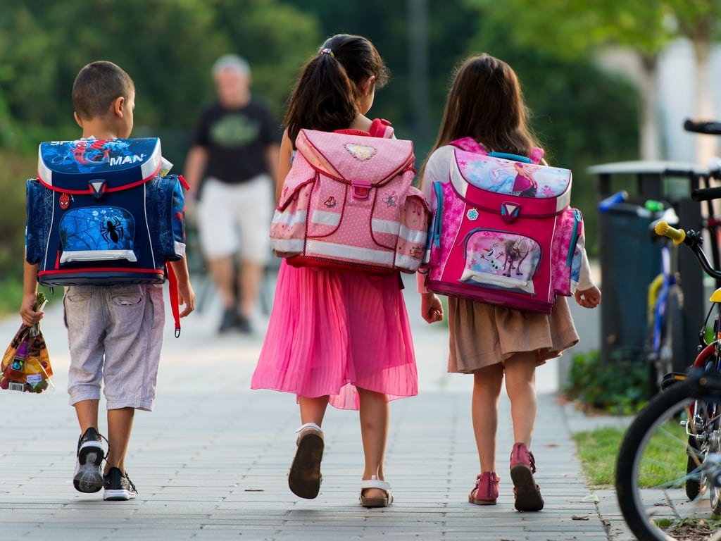 Schüler auf dem Weg zum Unterricht. In Burg bei Magdeburg sollen die Schulbezirke neu geordnet werden.