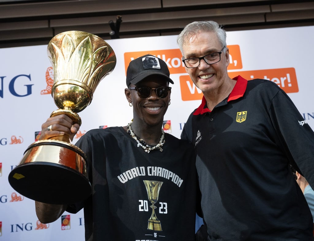 Weltmeister: DBB-Kapitän Dennis Schröder (l) und Bundestrainer Gordon Herbert.