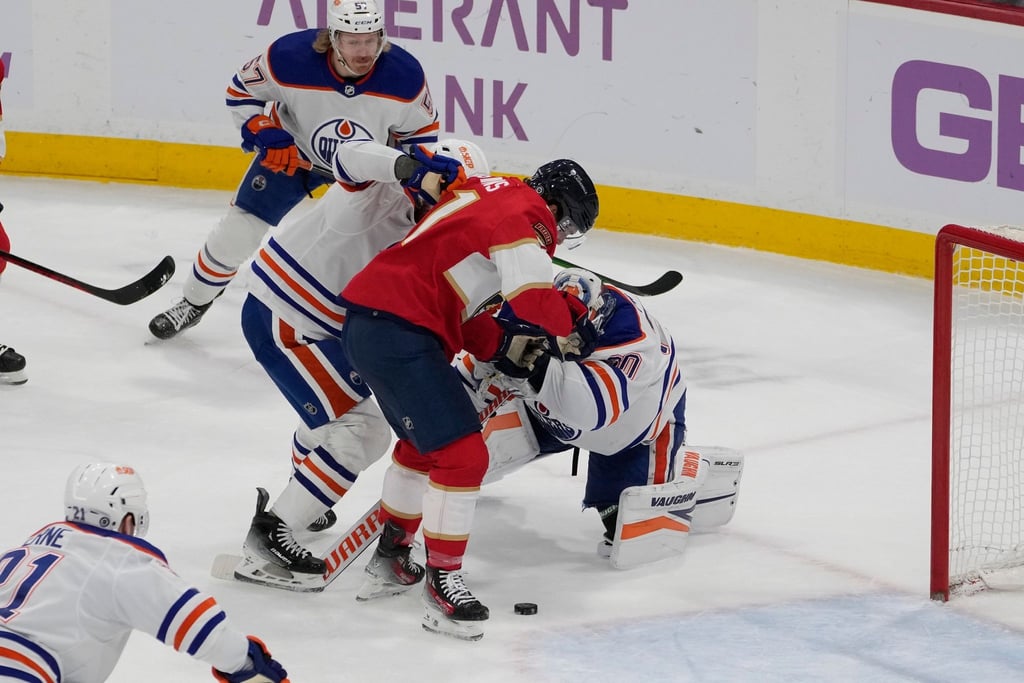 Calvin Pickard, Torwart der Edmonton Oilers, und Nick Cousins von den Florida Panthers im Zweikampf.