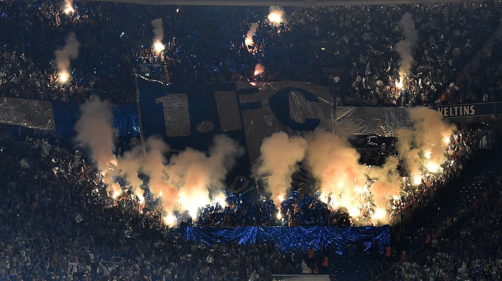 Beim Auswärtsspiel beim FC Schalke 04 hatten die Fans des 1. FC Magdeburg reichlich Pyrotechnik gezündet.