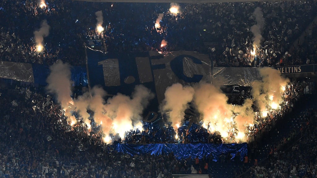 Beim Auswärtsspiel beim FC Schalke 04 hatten die Fans des 1. FC Magdeburg reichlich Pyrotechnik gezündet.