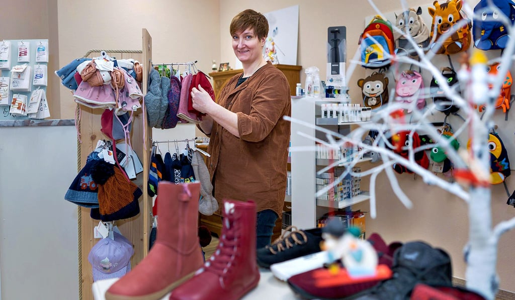 Jetzt wird die Adventszeit in der Zeitzer Innenstadt eingeläutet und bei Anja Rudorf im Schuhladen in der Kramerstraße können Kinder bis zwölf Jahre bis zum Samstag ihre geputzten Stiefel abgeben. In der Nikolaus-Woche wartet dann ein Suchspiel mit Überraschung.
