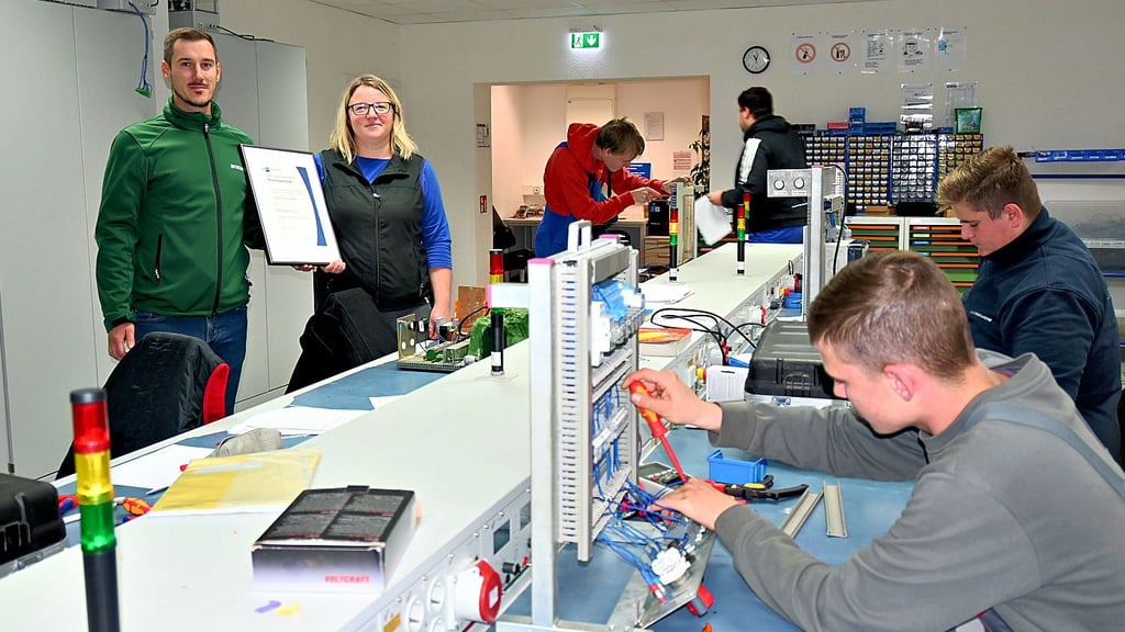 Der Leiter des Ausbildungszentrums, Sebastian Buchardt, und Ausbilderin Daniela Gremmler (m. Urkunde) freuen sich über den Bildungspreis.