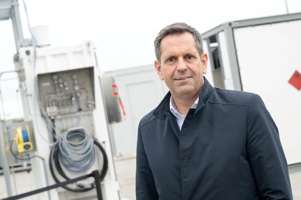 Niedersachsens Wirtschaftsminister Olaf Lies in Cuxhaven.