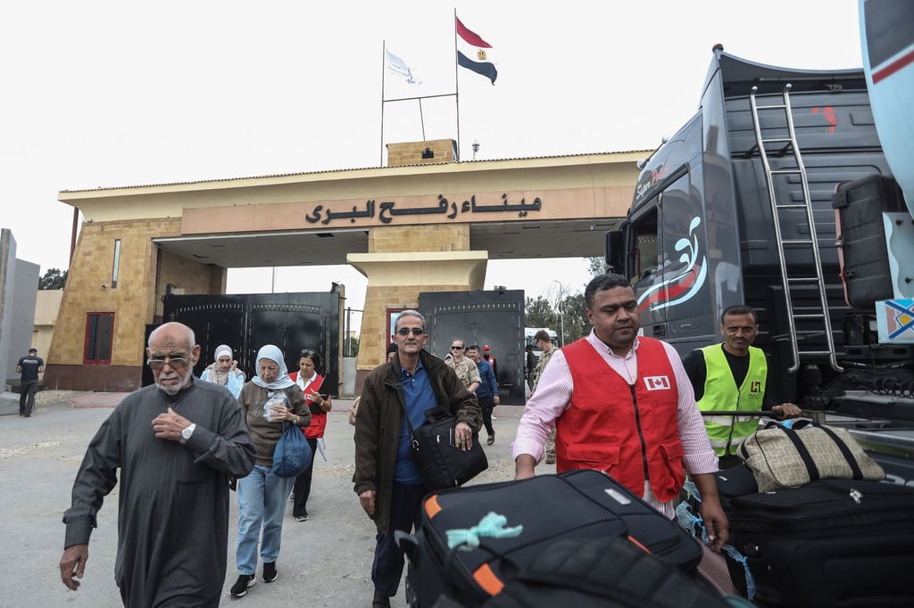 Menschen mit ausländischen Pässen reisen am 19. November aus dem Gazastreifen über den Grenzübergang Rafah nach Ägypten ein. Heute sollen auch rund 220 Deutsche den Grenzübergang passieren.