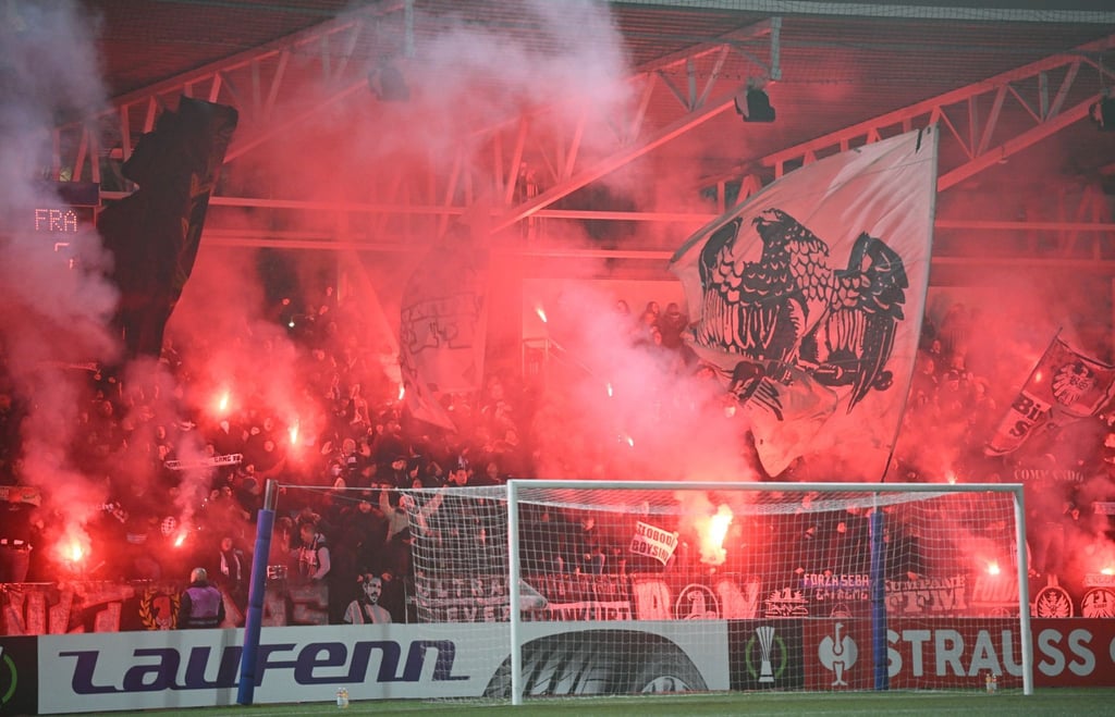 Eintracht Frankfurt muss wegen des Verhaltens der Fans eine hohe Geldstrafe bezahlen.